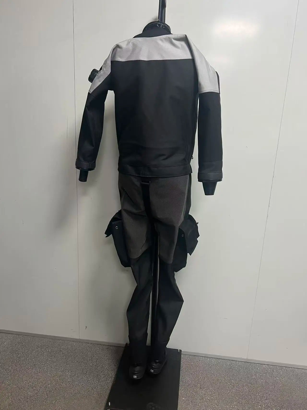 Professional Custom Waterproof Lightweight Butyl Rubber Reinforced Fabric Drysuits Chest Zip Front for Adult Diving Watersports